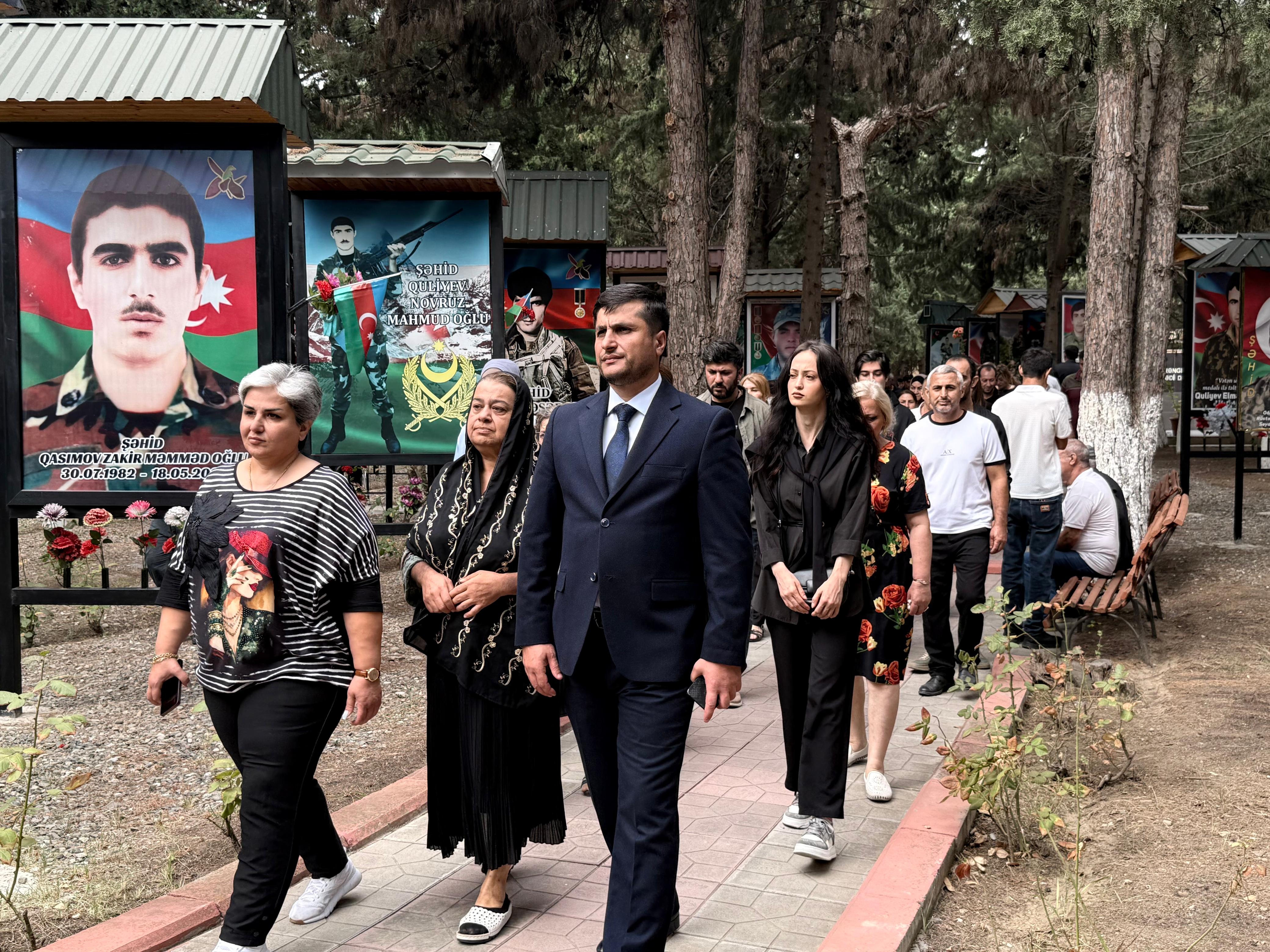 Füzuli teatrının kollektivi Anım Günü ilə əlaqədar şəhidlərimizin əziz xatirəsini yad edib